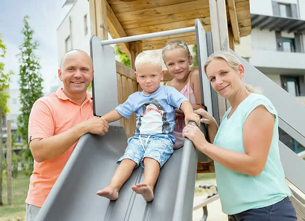 Familie auf einer Rutsche