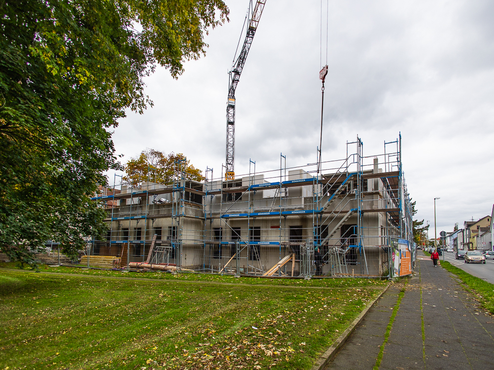 Straßenansicht des neuen Wohn- und Geschäftsgebäudes