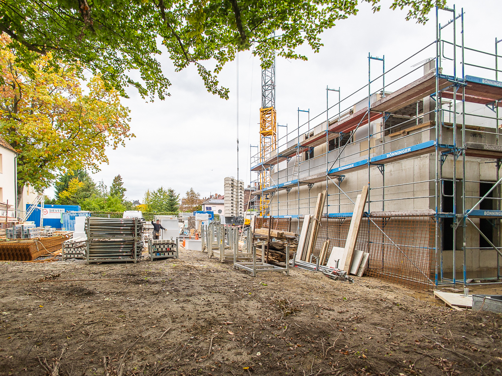 Baumaterialien lagern direkt auf der Baustelle