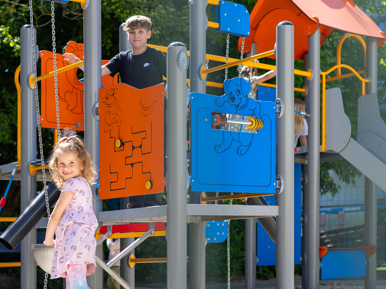 Kinder auf dem neuen Spielgerät