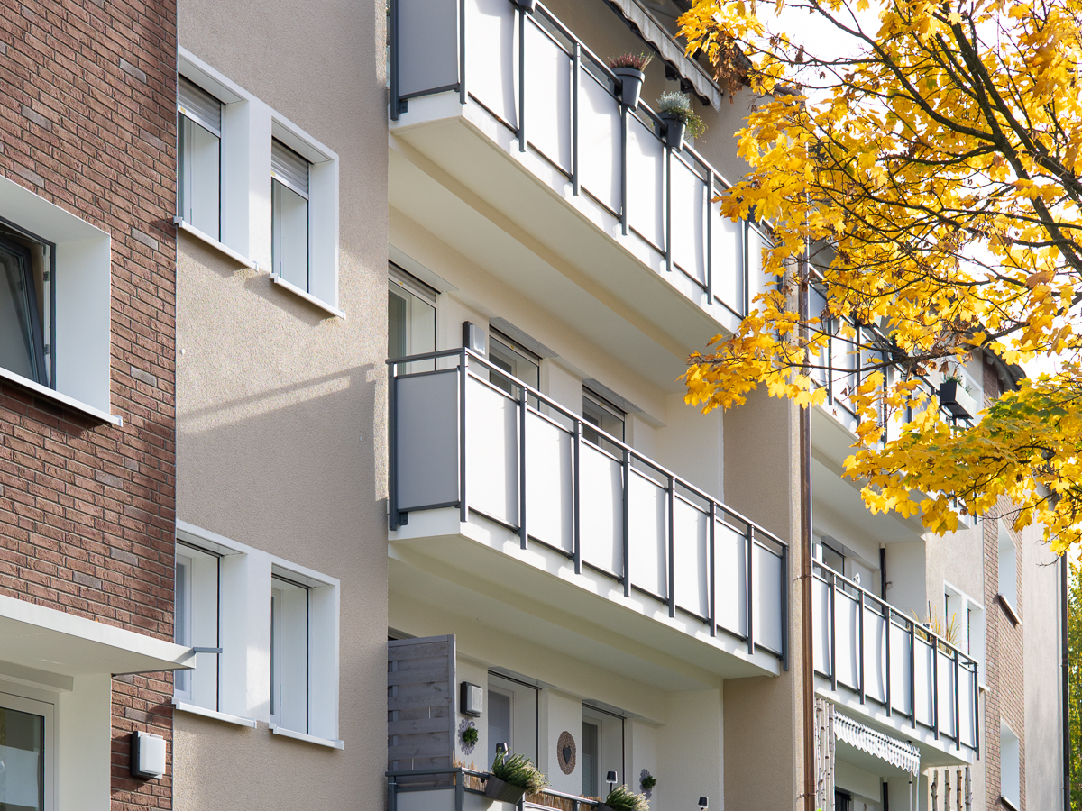 Objektfassade mit modernisierten Balkonen
