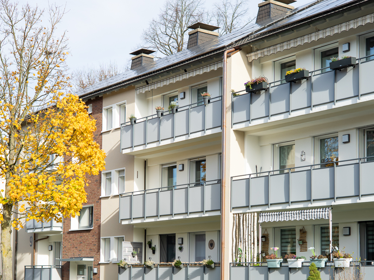 Objektfassade mit modernisierten Balkonen