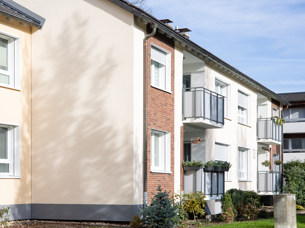 Modernisierte Fassade mit Klinkerriemchen und Putz