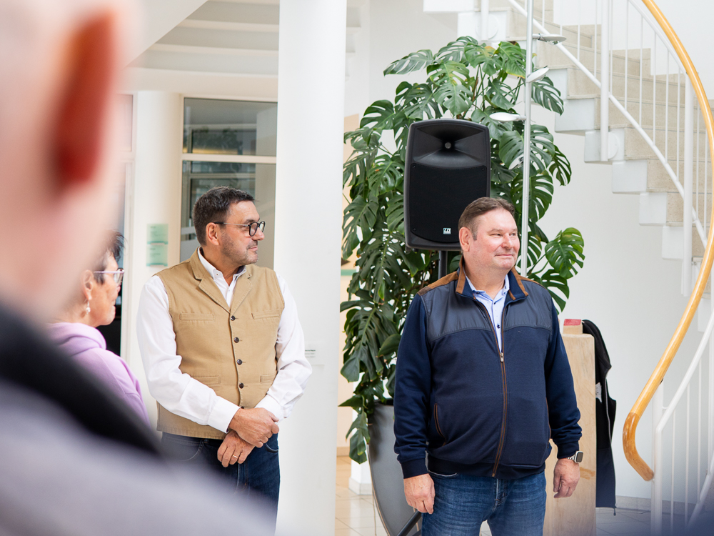 Peter Witt und Georg Moch stehen nebeneinander im Foyer der WBG Lünen