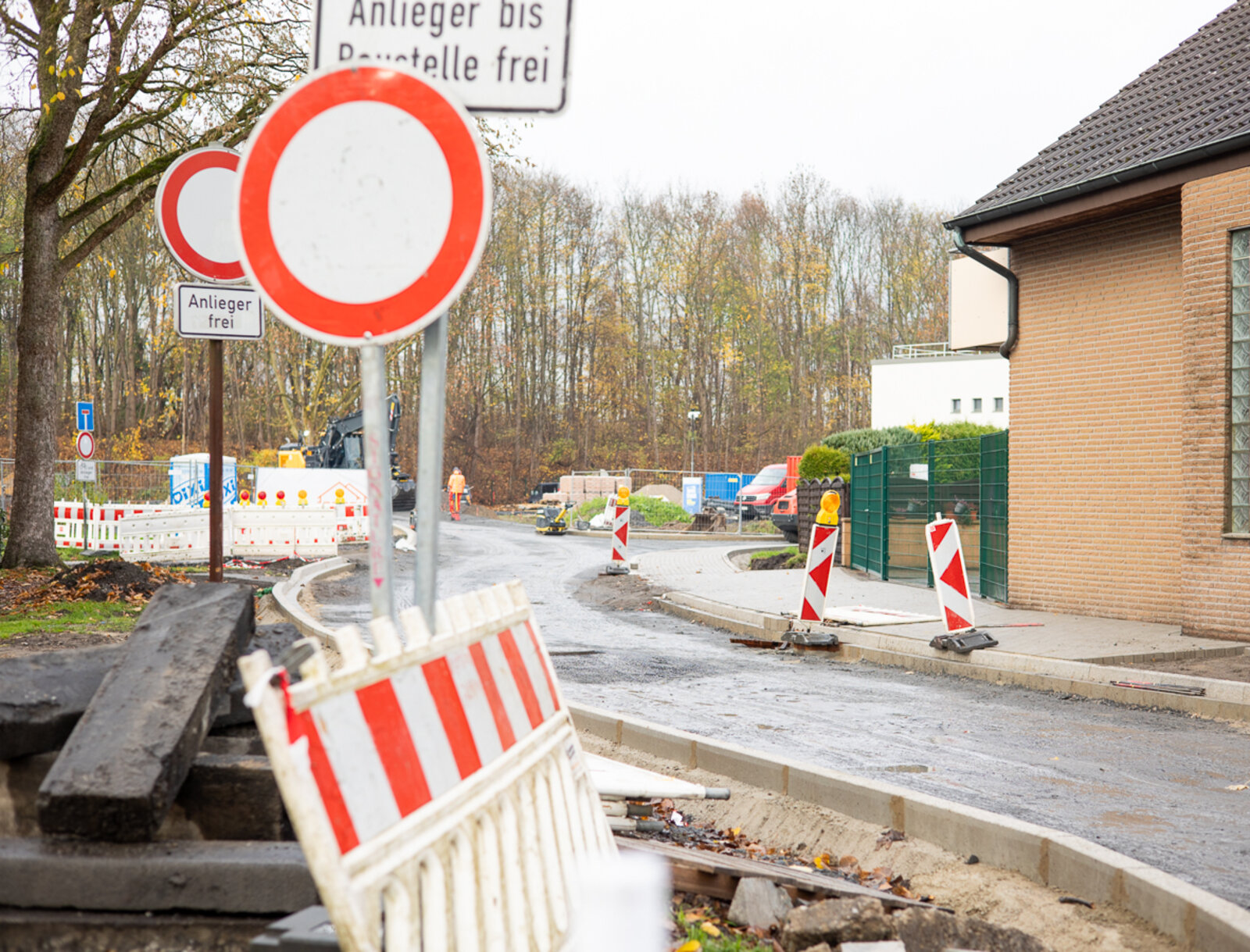 Teils fertiggestellte Zufahrtsstraße mit Blick zum Baugebiet