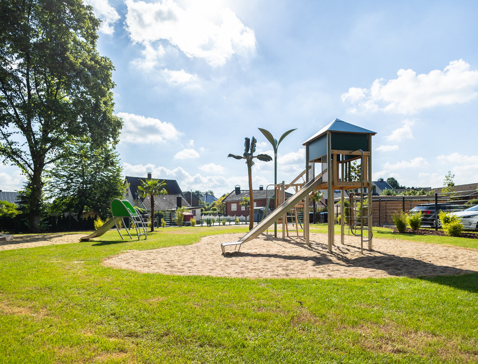 Neuer Spielplatz mit Rutsche, Kletterelementen und Sandfläche im Wohnquartier „Am grünen Diek“ in Lünen-Wethmar.