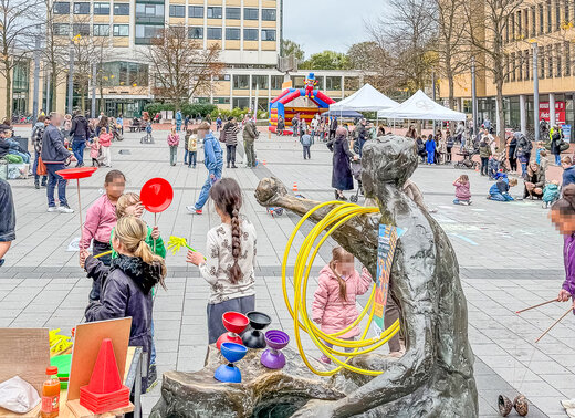 Kinder spielen auf dem Lüner Marktplatz