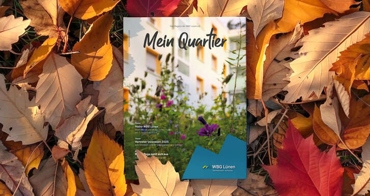 Das Mitgliedermagazin „Mein Quartier“ liegt auf herbstlichen Blättern. Auf dem Cover ist eine Wohnanlage mit Pflanzen im Vordergrund zu sehen, unten rechts befindet sich das WBG-Lünen-Logo mit dem Schriftzug „Gemeinsam zuhause“.