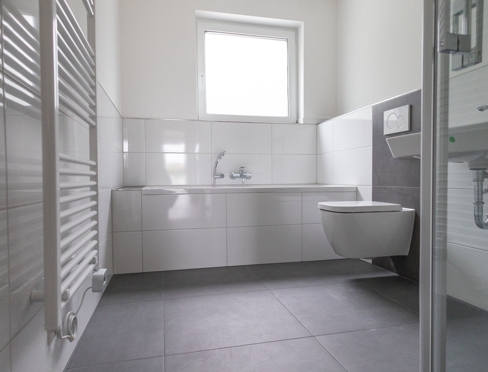 Tageslicht-Badezimmer mit Badewanne, Dusche und WC