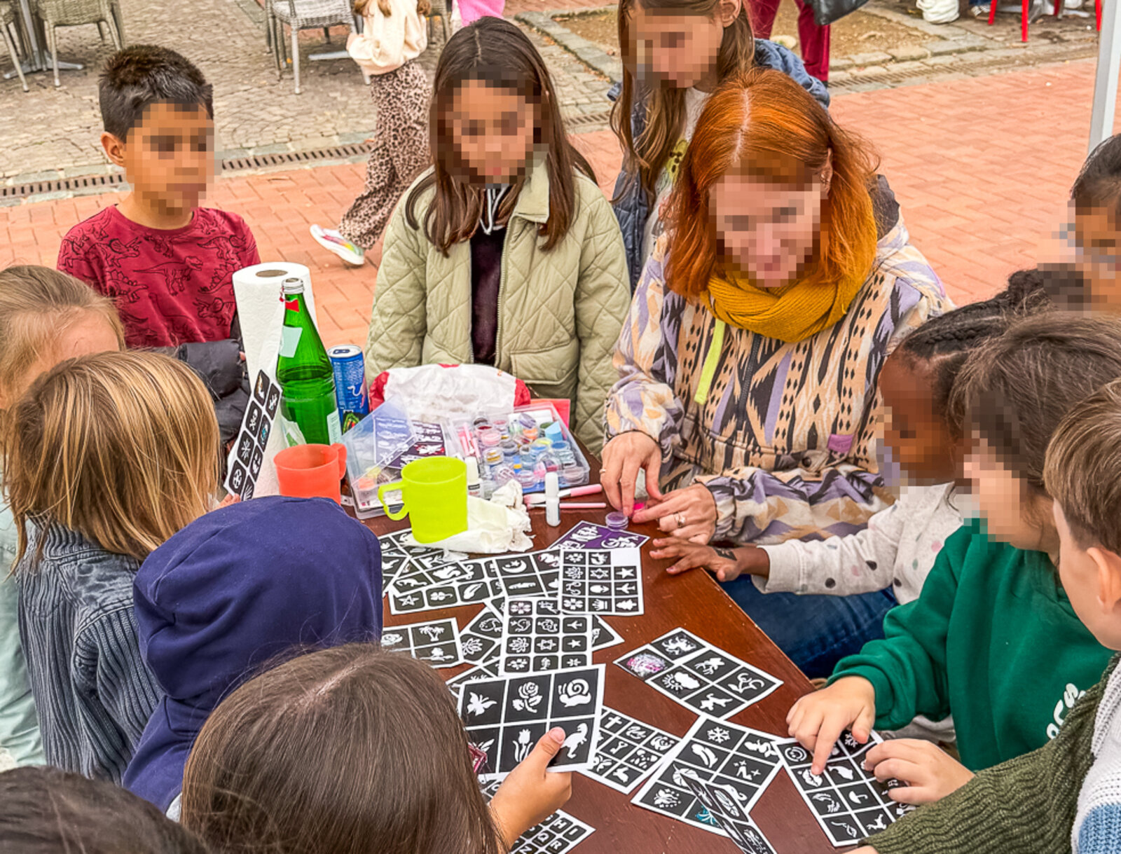 Stadt Lünen Kinder suchen sich Glitzertattoos aus