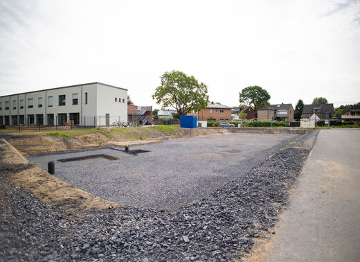Baugrube des ersten Mehrfamilienhauses im neuen Baugebiet.