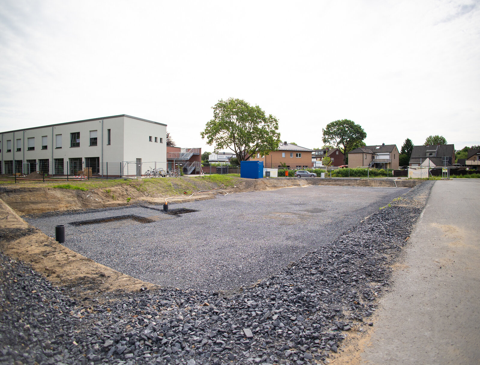Baugrube des ersten Mehrfamilienhauses im neuen Baugebiet.