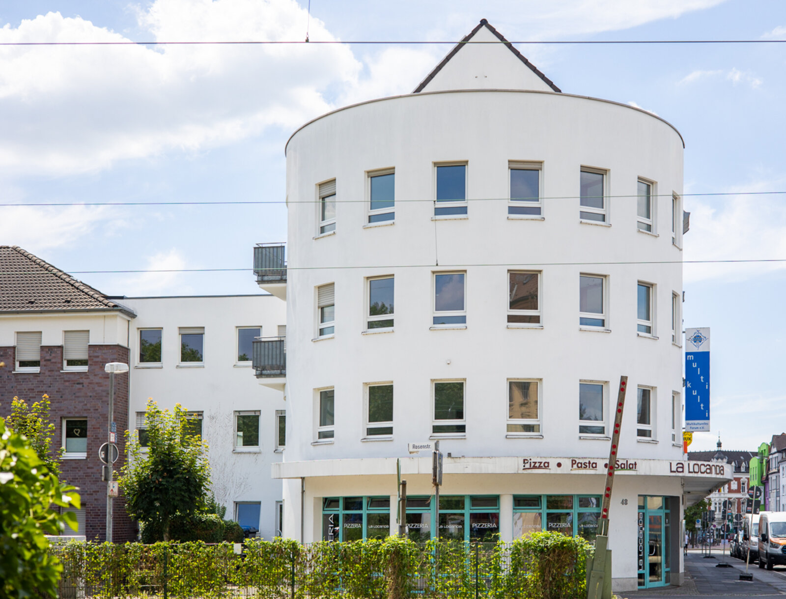Außenansicht des Wohn- und Geschäftshauses an der Münsterstraße 46 B in Lünen mit abgerundetem Gebäudeteil.