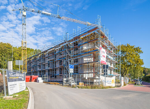 Neubauprojekt am Herbert-Eppen-Weg in Lünen mit Baugerüst und Kran.