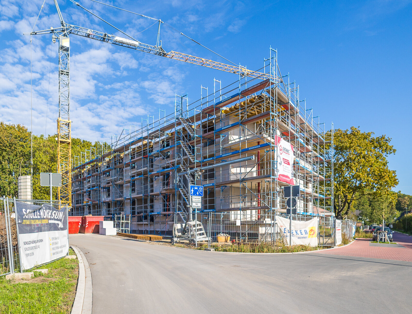 Neubauprojekt am Herbert-Eppen-Weg in Lünen mit Baugerüst und Kran.