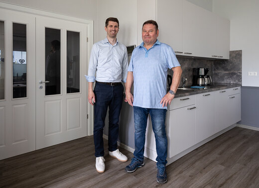 Vorstand Jan Hische und Georg Moch stehen vor der neu gestalteten Küche des Gemeinschaftsraums in Lünen-Horstmar.