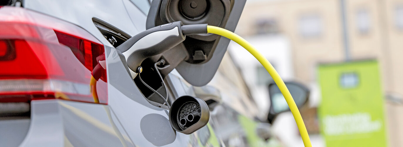 Frauke Schumann Nahaufnahme eines Elektroautos beim Laden an einer Ladesäule.