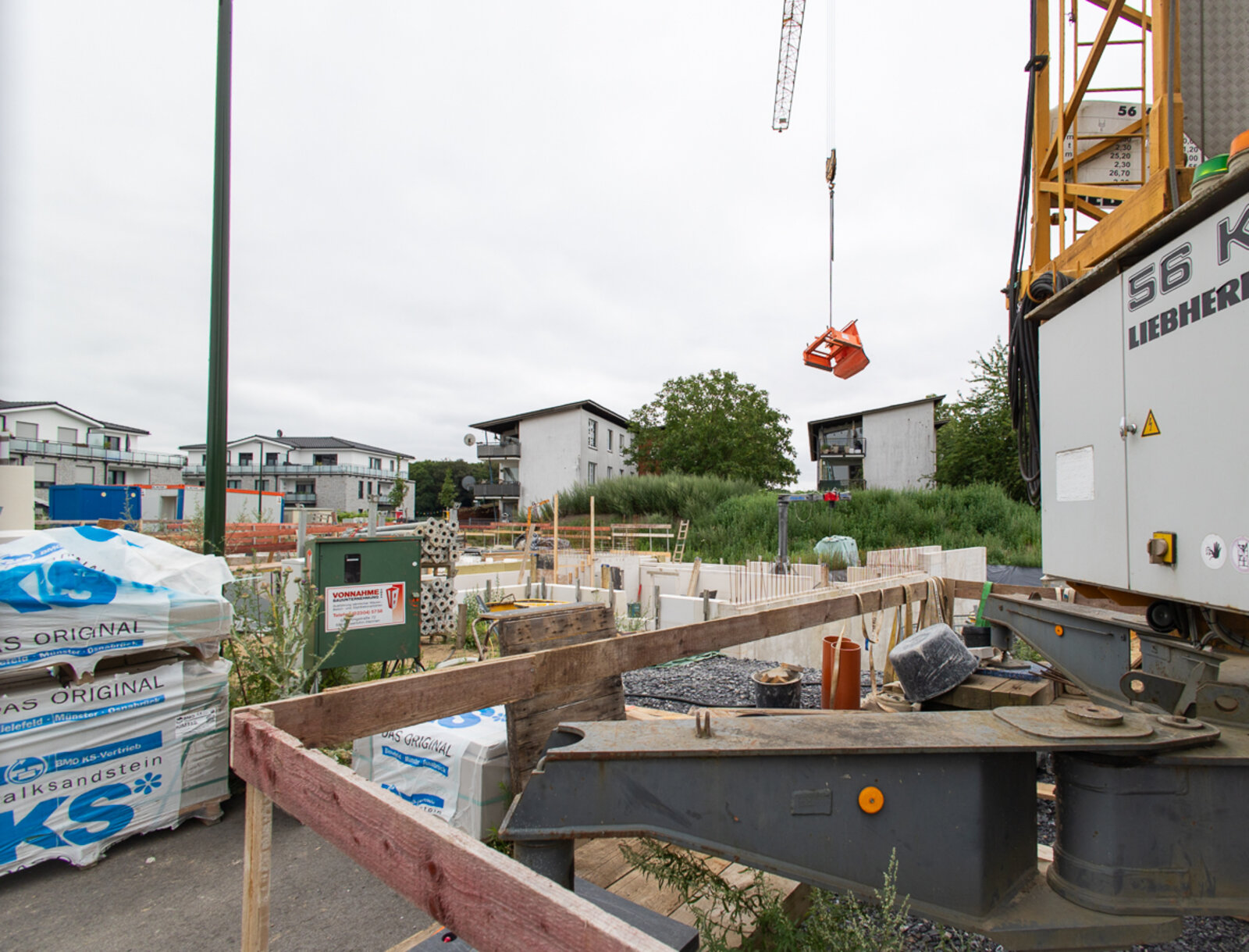 Baustelle des Neubauprojekts am Johannes-Ahland-Weg in Lünen mit Kran und entstehendem Kellergeschoss.