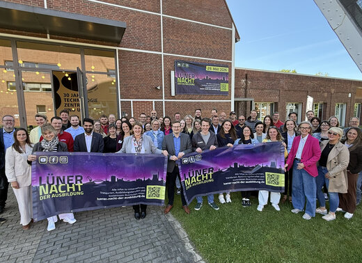 Gruppenfoto der teilnehmenden Unternehmen der Lüner Nacht der Ausbildung vor dem Wirtschaftsförderungszentrum Lünen in Brambauer.