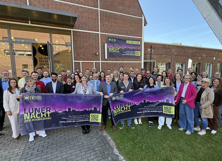 Gruppenfoto der teilnehmenden Unternehmen der Lüner Nacht der Ausbildung vor dem Wirtschaftsförderungszentrum Lünen in Brambauer.
