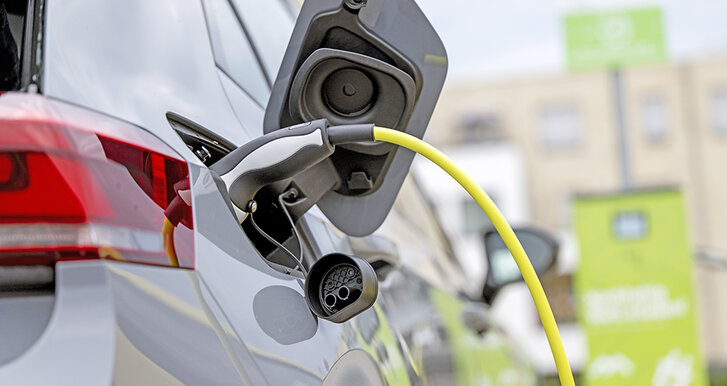 Frauke Schumann Nahaufnahme eines Elektroautos beim Laden an einer Ladesäule.