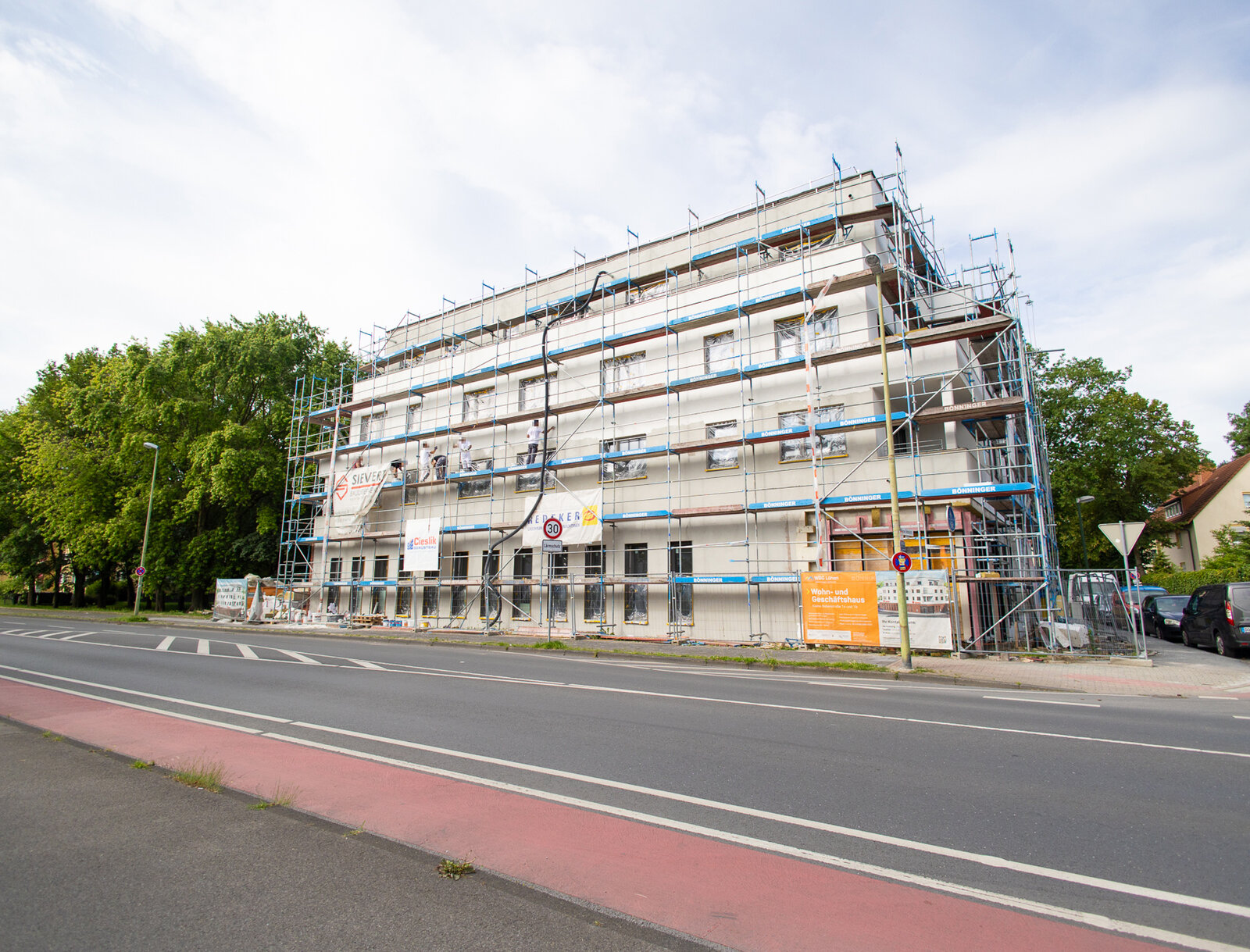 Mehrfamilienhaus-Neubau mit Gewerbeflächen im Erdgeschoss im Baufortschritt.