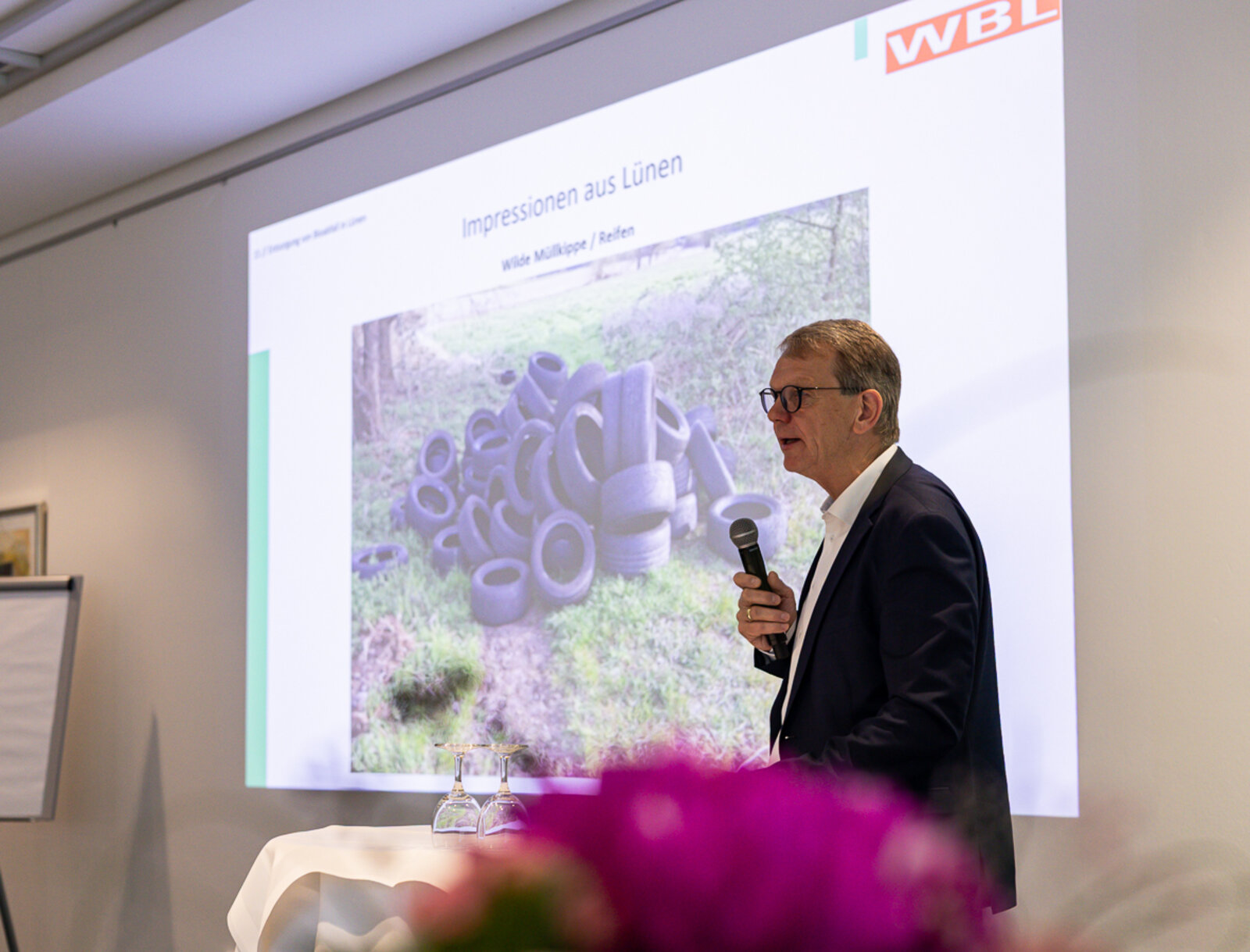 WBL-Geschäftsführer Stefan Jonic präsentiert beim Vertreter*innenseminar Inhalte zur Abfallentsorgung in Lünen.