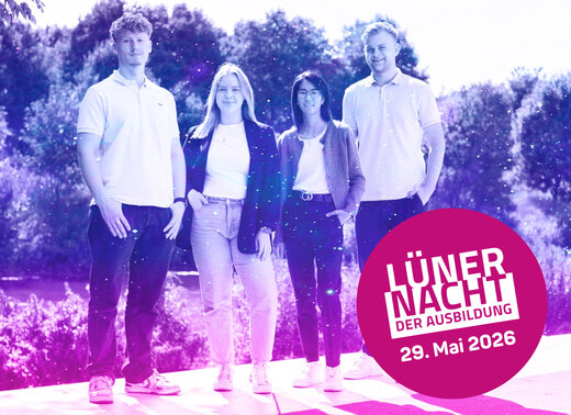 Gruppenfoto der WBG-Azubis: Sie stehen in einer Reihe im Grünen. Unten rechts im Bild ist das Logo der Lüner Nacht der Ausbildung und das Datum in einem pinken Kreis eingebunden.