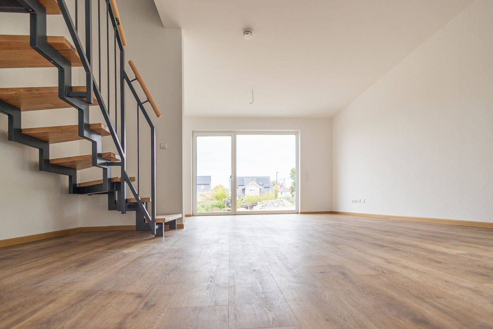 Wohnzimmer mit Treppenaufgang