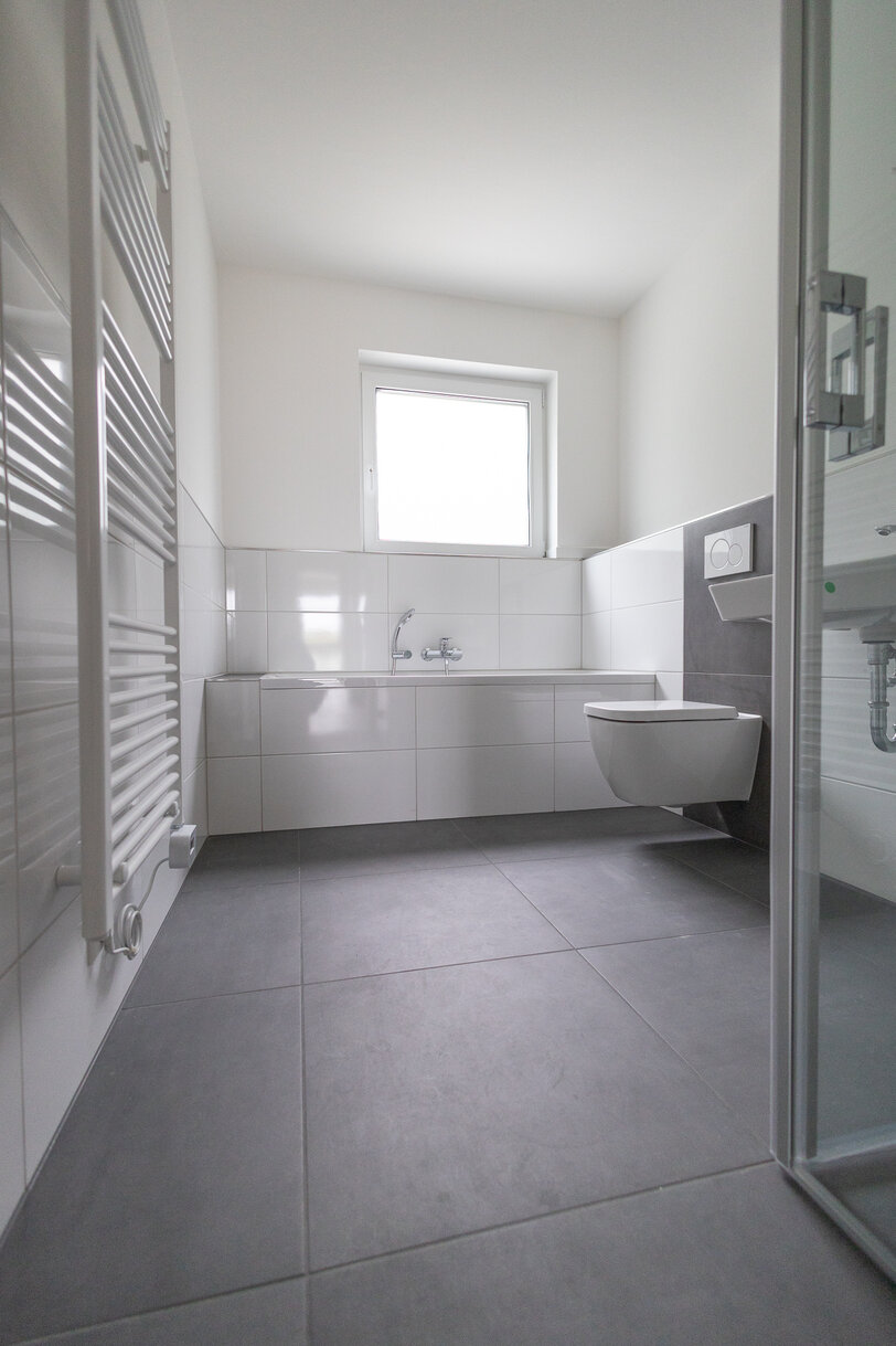 Tageslicht-Badezimmer mit Badewanne, Dusche und WC