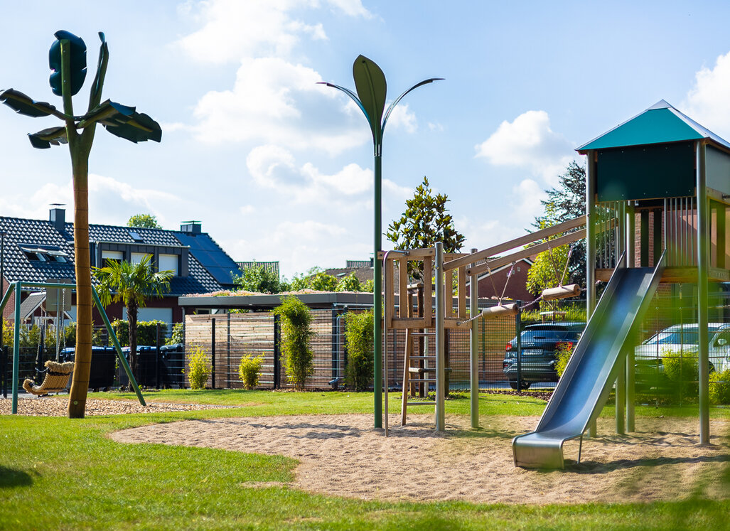 Neuer Spielplatz mit Rutsche, Kletterelementen und Sandfläche im Wohnquartier „Am grünen Diek“ in Lünen-Wethmar.