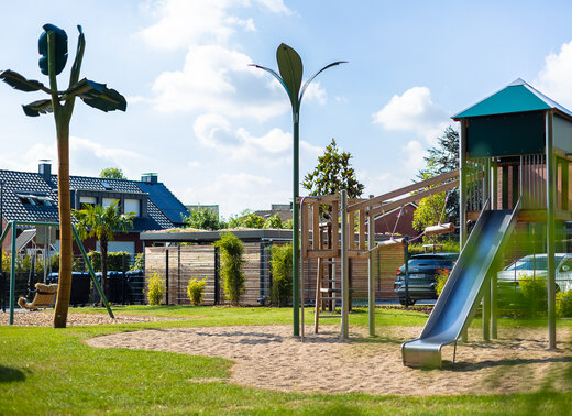 Neuer Spielplatz mit Rutsche, Kletterelementen und Sandfläche im Wohnquartier „Am grünen Diek“ in Lünen-Wethmar.