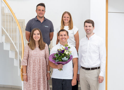 Gruppenfoto: Hendrik Kleinbecker, Katharina Weber, Vorstand Jan Hische und Pia Schürmann begrüßen Lutz Melchers zum Start seines Praktikums.