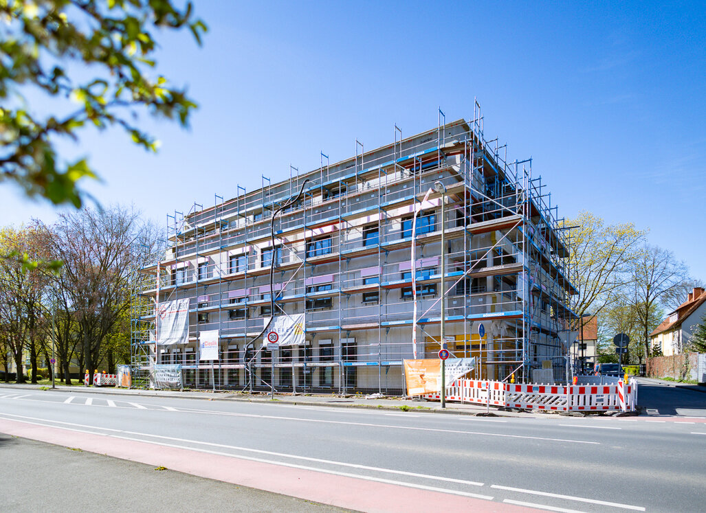 Mehrfamilienhaus-Neubau mit Gewerbeflächen im Erdgeschoss im Baufortschritt.