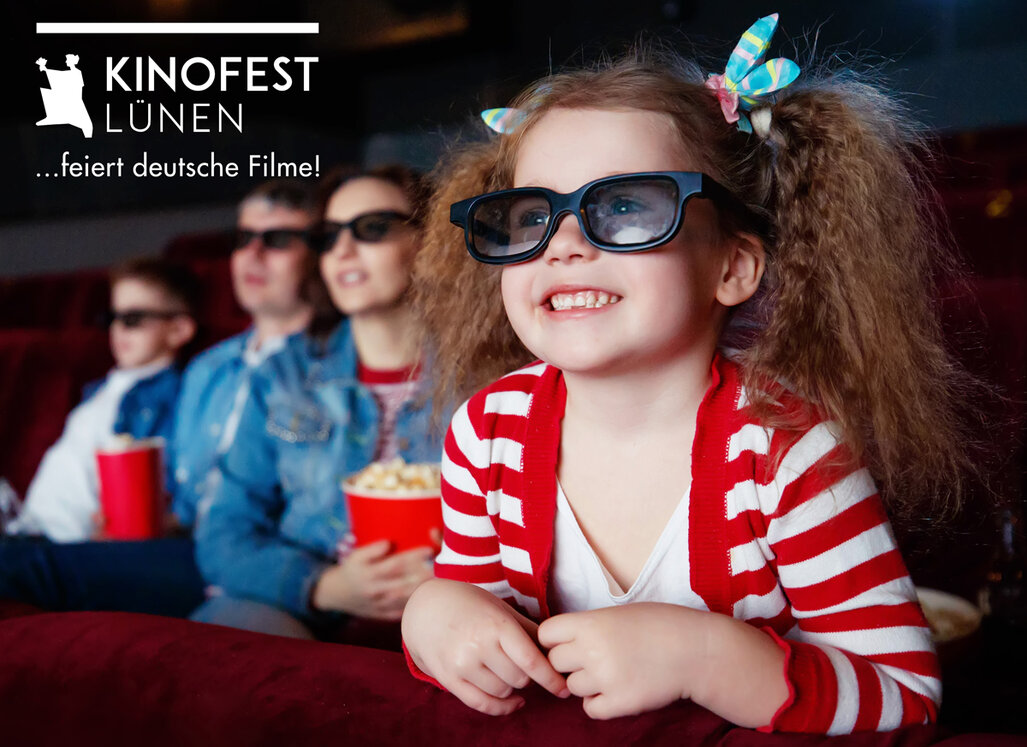 Kind sitzt mit 3D-Brille im Kinosaal und schaut begeistert einen Film. Im Hintergrund sitzen weitere Personen mit Popcorn und 3D-Brillen. Links oben ist das Logo des Kinofest Lünen zu sehen.