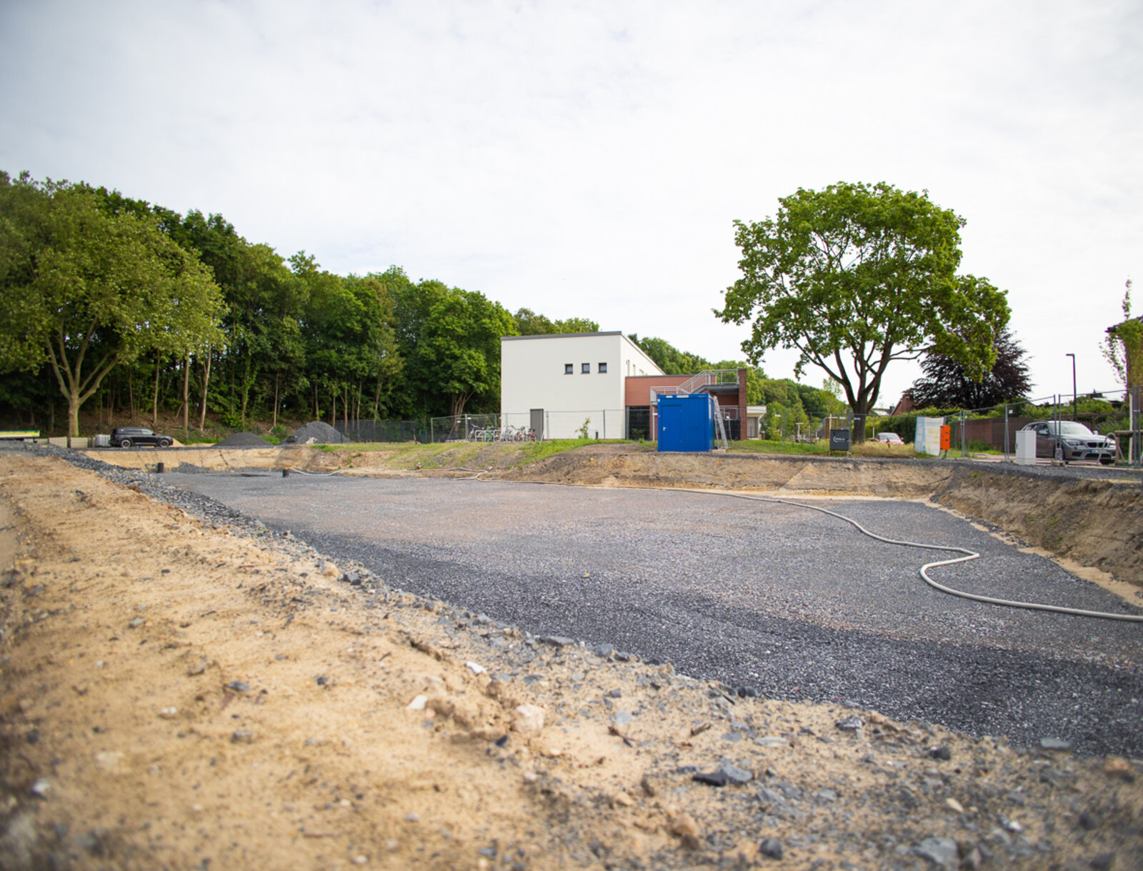 Vorbereitete Baufläche mit Schottertragschicht für das Neubauprojekt am Herbert-Eppen-Weg.