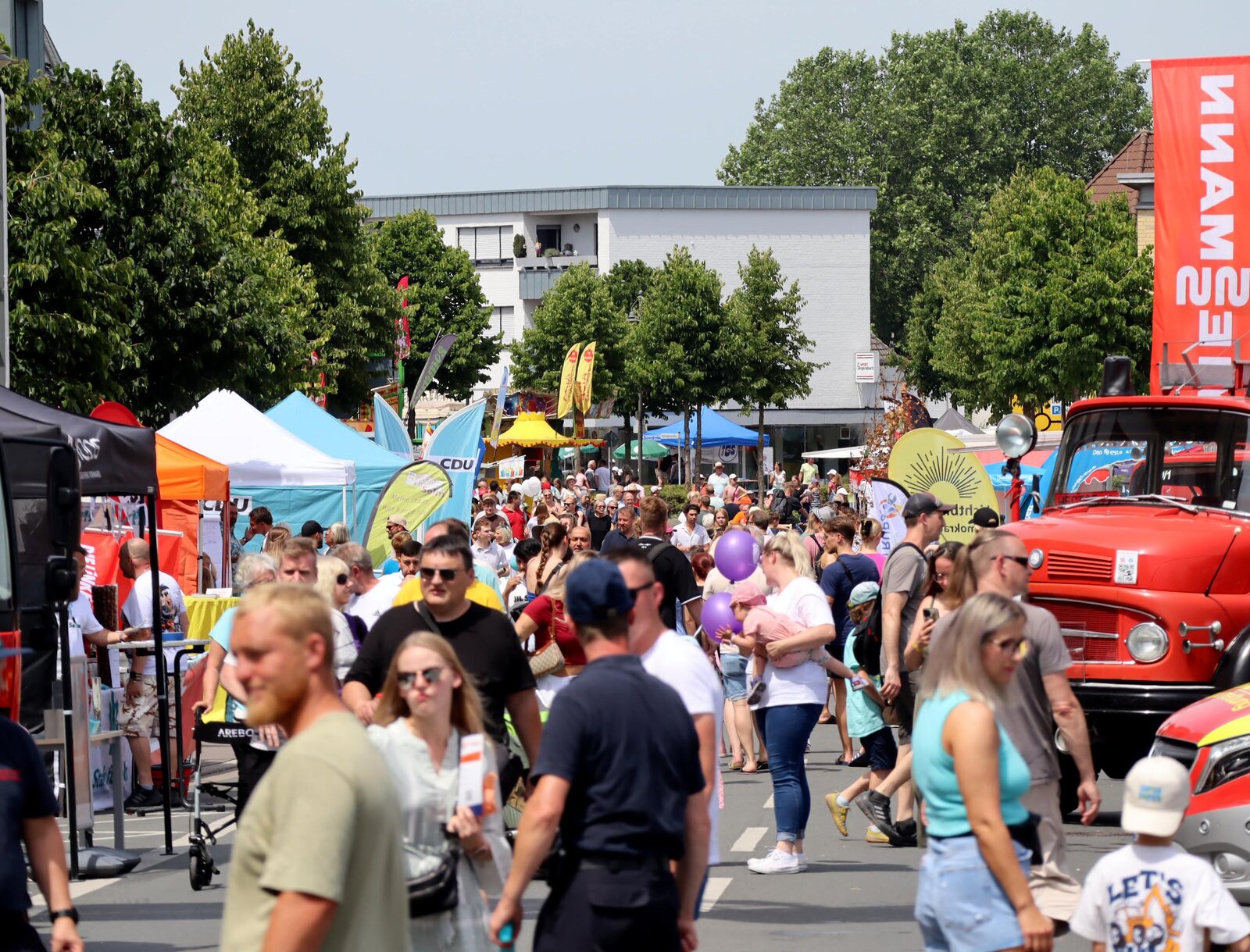 Belebte Festmeile beim Stadtfest Selm mit Besucher*innen aller Generationen, Informationsständen und gastronomischen Angeboten.