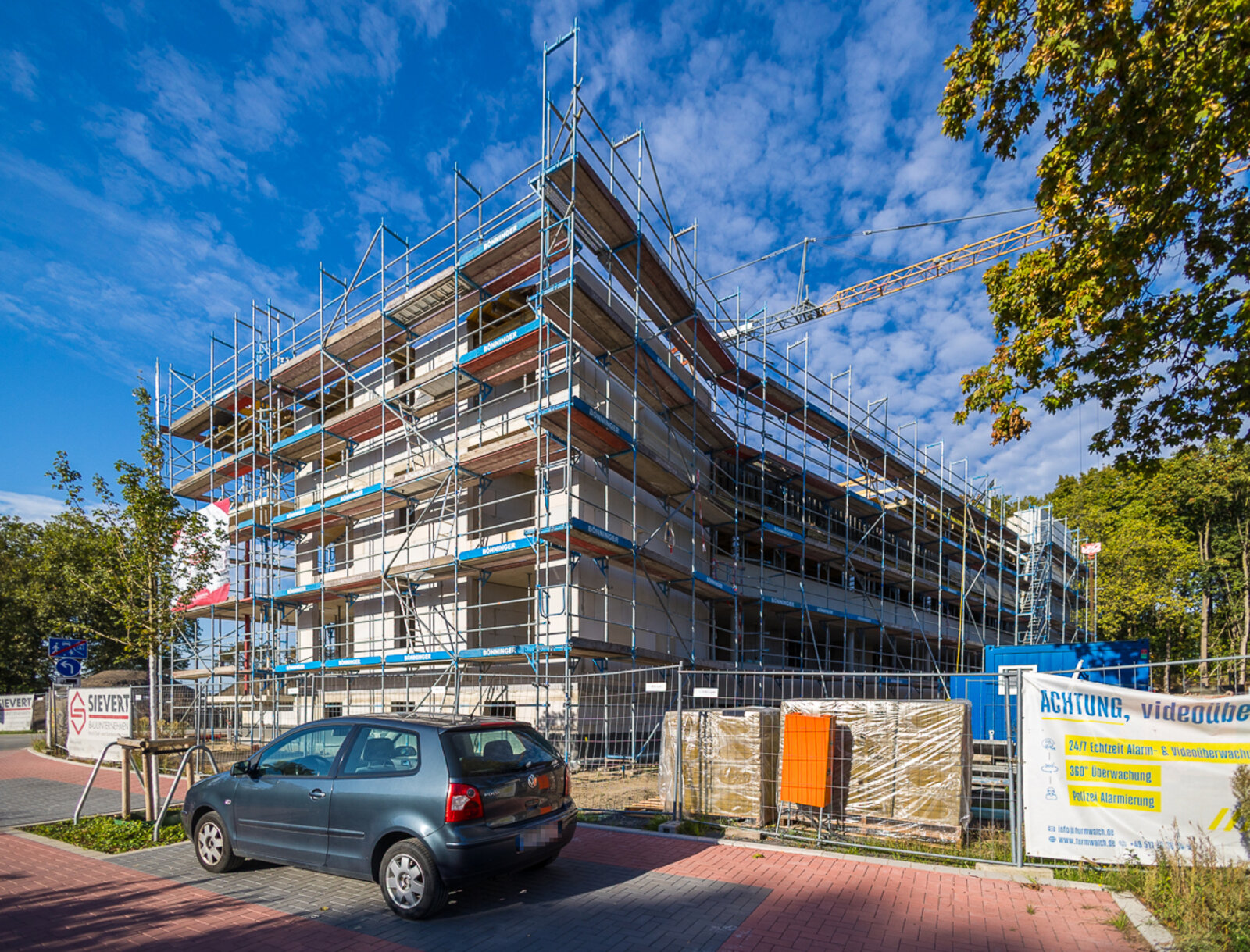 Eingerüsteter Neubau am Herbert-Eppen-Weg in Lünen.