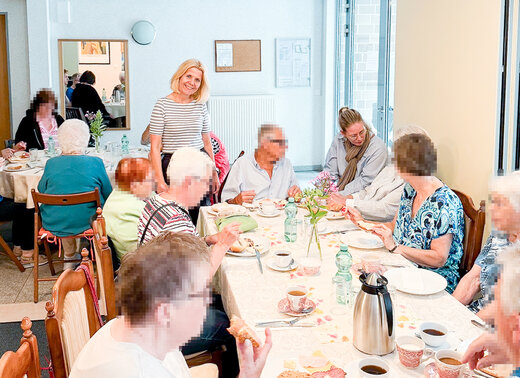 Mieter*innen der UKBS und der WBG Lünen beim gemeinsamen Frühstück im Gemeinschaftsraum.