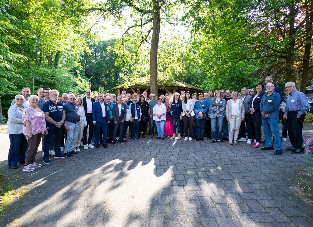 Gruppenfoto der Teilnehmenden des Vertreter*innenseminars im Außenbereich im Grünen.
