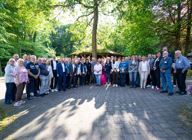 Gruppenfoto der Teilnehmenden des Vertreter*innenseminars im Außenbereich im Grünen.