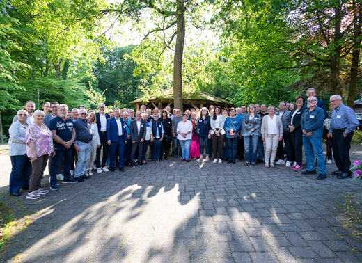 Gruppenfoto der Teilnehmenden des Vertreter*innenseminars im Außenbereich im Grünen.