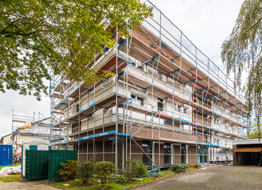Eingerüstetes Mehrfamilienhaus während der Modernisierung in der Wilhelm-Löbbe-Allee
