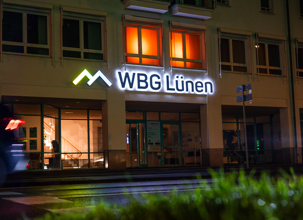 Fenster des Verwaltungsgebäude leuchten orange