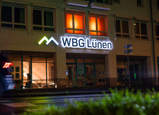 Fenster des Verwaltungsgebäude leuchten orange