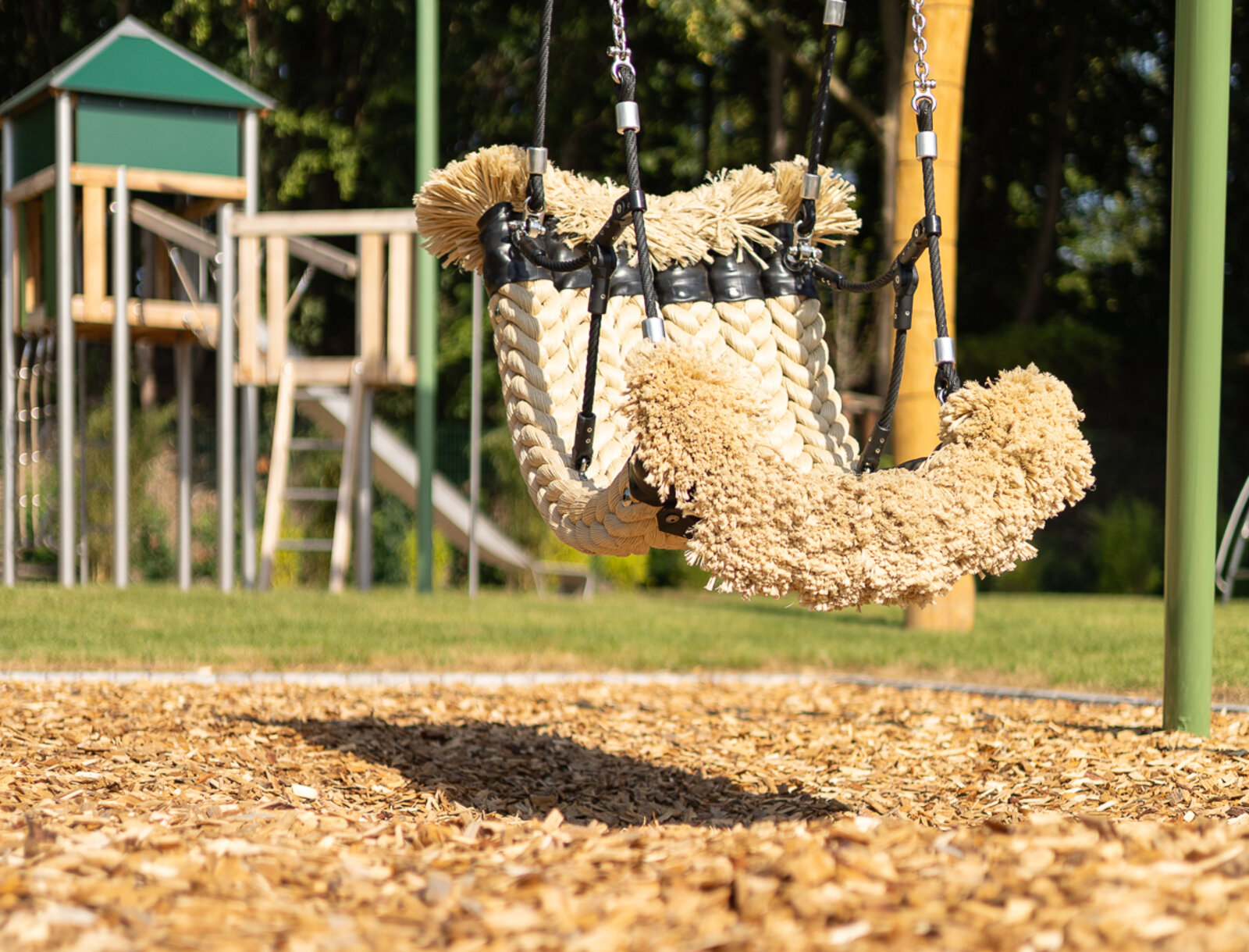 Integrative Tampenschaukel auf dem neuen Spielplatz im Wohnquartier.