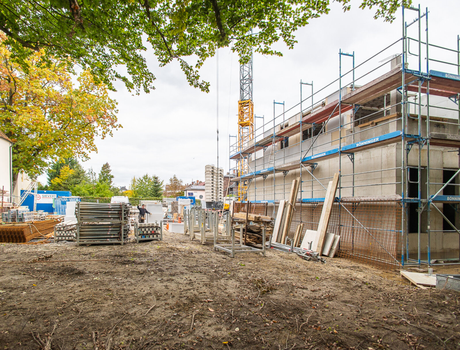 Baumaterialien lagern direkt auf der Baustelle