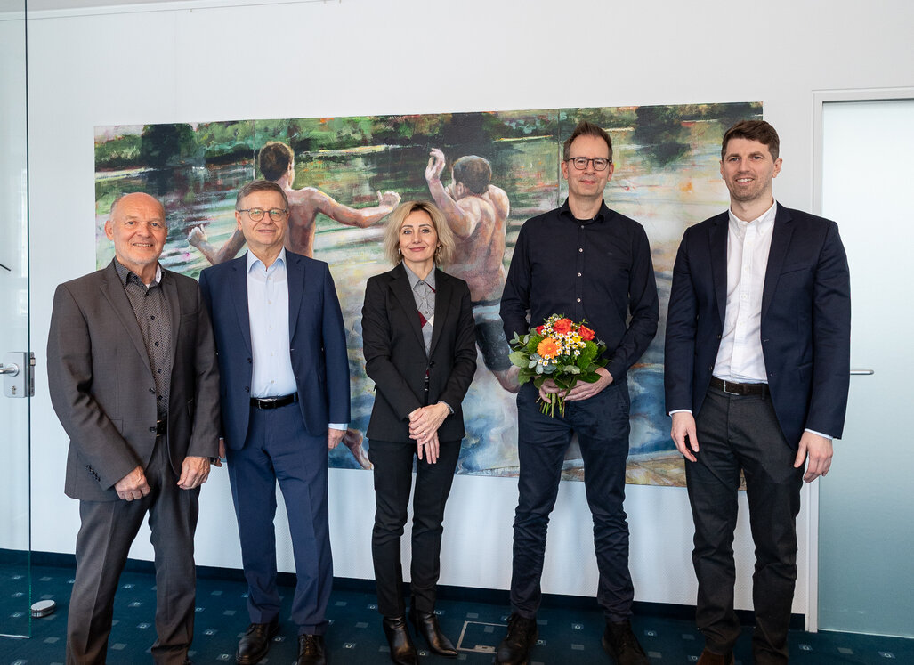 Foto von Rainer Heubrock und Heinrich Moch (Vorstände im Nebenamt), Notarin Viktoria Regner, Markus Jücker (Technische Leitung), Jan Hische (Vorstand). Die Personen stehen nebeneinander in einer Reihe und lächeln in die Kamera