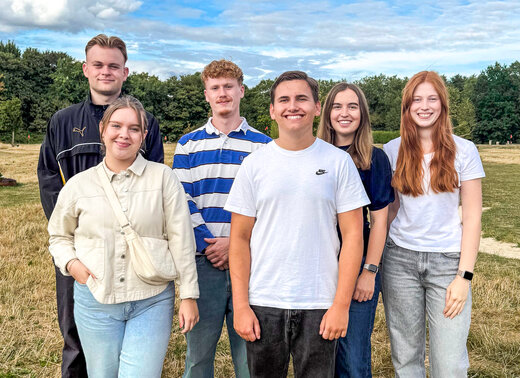 Gruppenfoto: Eric Meier, Carolina Haun, Florian Robbe und Zoe Jotzo (Auszubildende), mit Praktikant Lutz Melchers und Ausbildungsleiterin Pia Schürmann auf dem Fußballgolf-Platz. 
