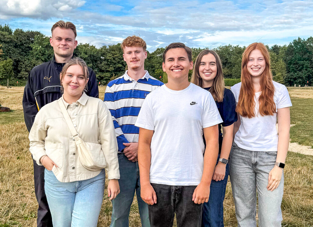 Gruppenfoto: Eric Meier, Carolina Haun, Florian Robbe und Zoe Jotzo (Auszubildende), mit Praktikant Lutz Melchers und Ausbildungsleiterin Pia Schürmann auf dem Fußballgolf-Platz. 